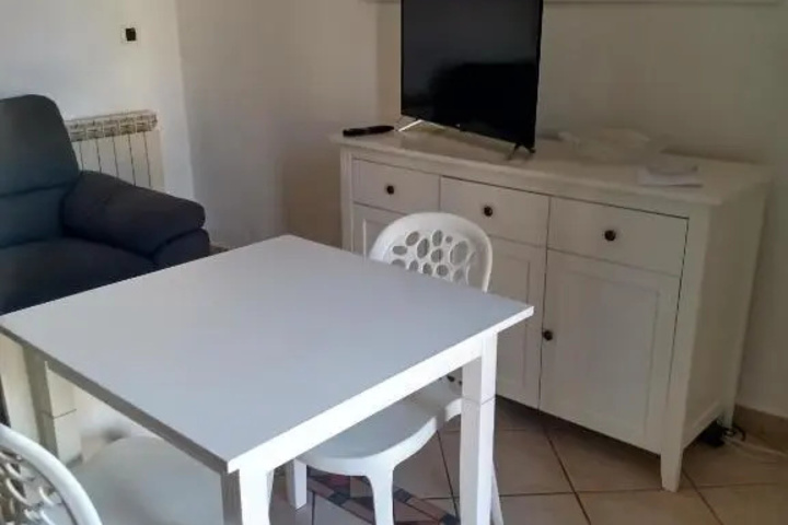 Room 4 of 12