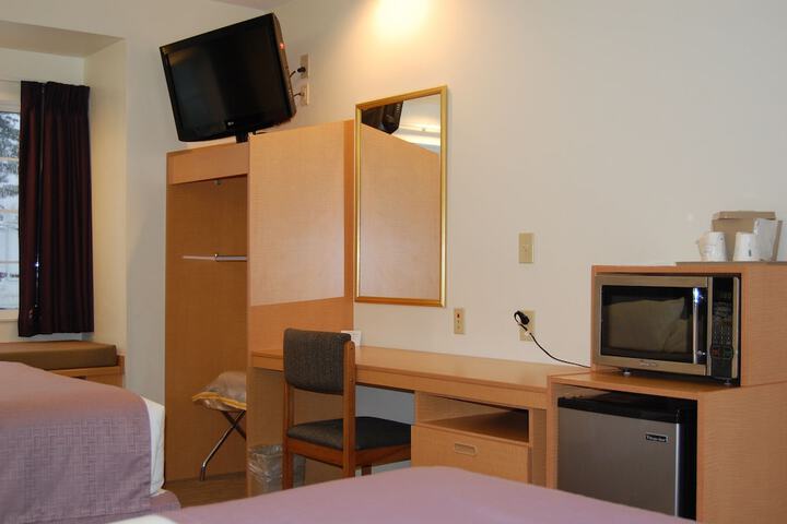 2 Queen Bed Mobility Hearing Accessible Room Roll in Shower (13 of 44)