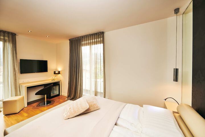Room 12 of 84