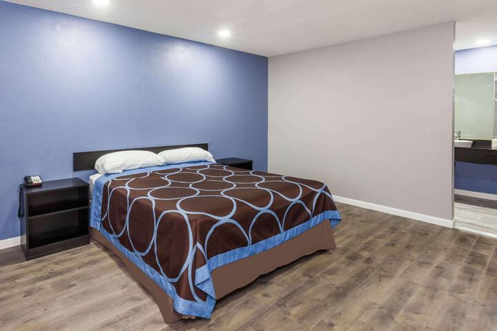 1 King Bed Mobility Hearing Impaired Accessible Room (4 of 5)