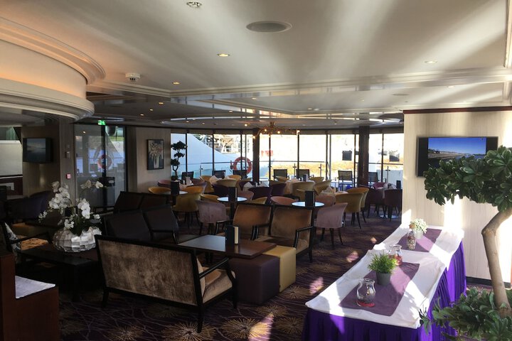 Lounge 47 of 54