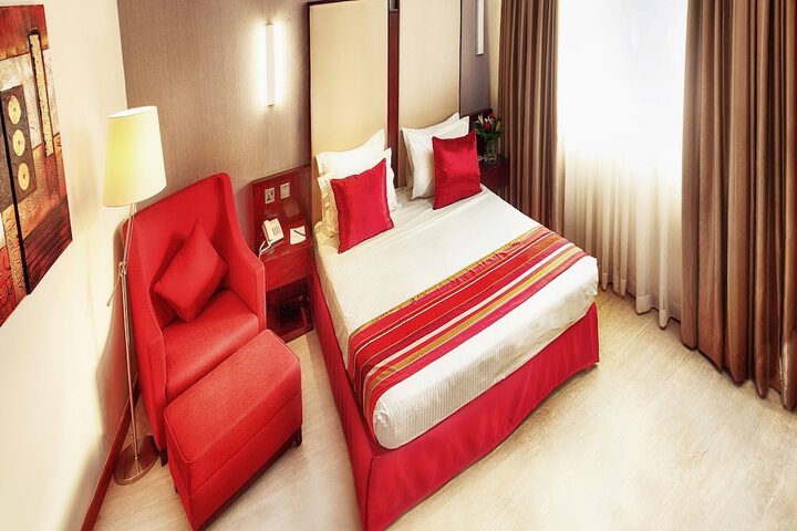 Room 8 of 102