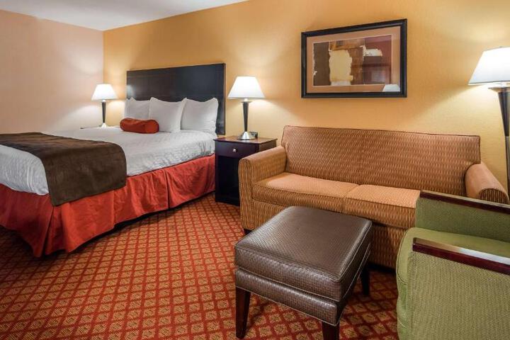1 King Bed Microwave and Refrigerator WiFi Full Breakfast (4 of 7)