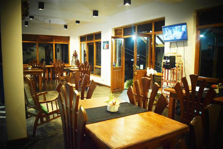 Dining 11 of 37