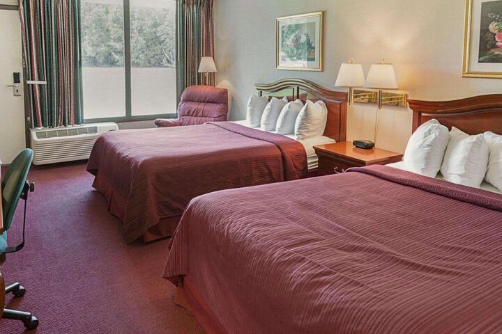 1 Queen Bed (7 of 10)