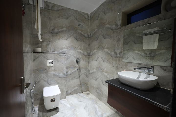 Room 32 of 43