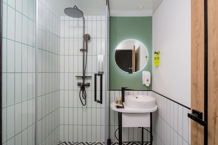 Room 153 of 180