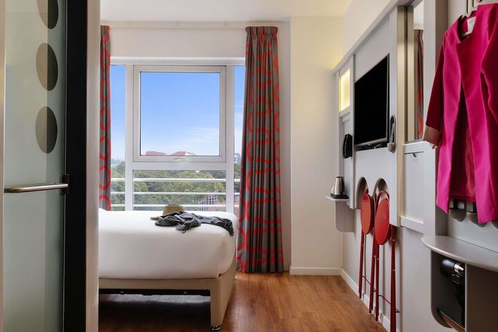 Room 30 of 133