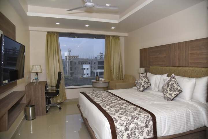 Room 2 of 6