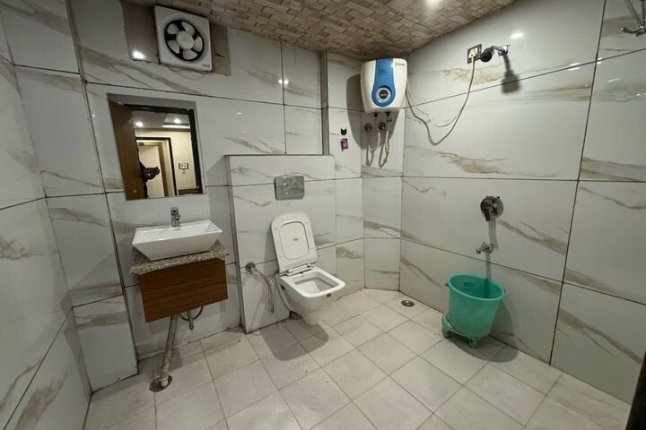 Room 8 of 9