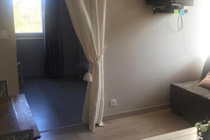 Room 4 of 16