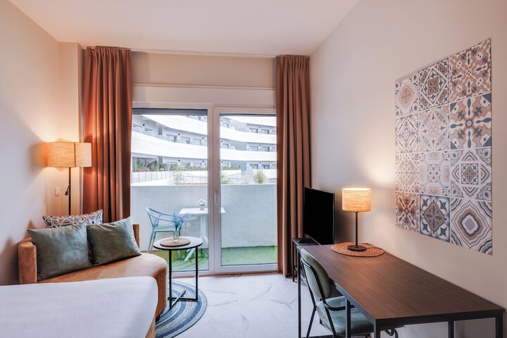 Room 9 of 32