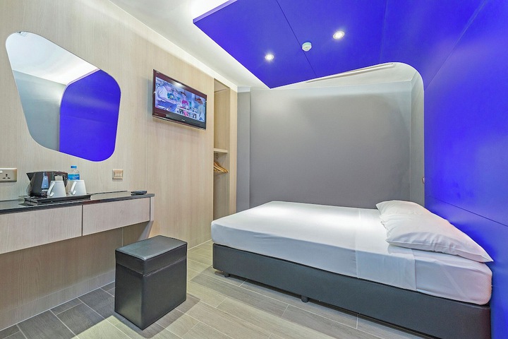 Room 7 of 12