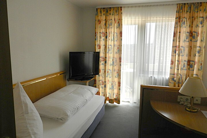 Room 3 of 35