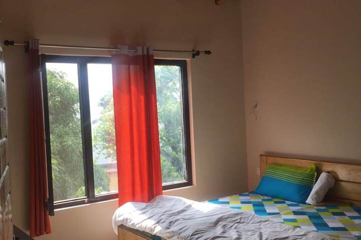 Room 5 of 8