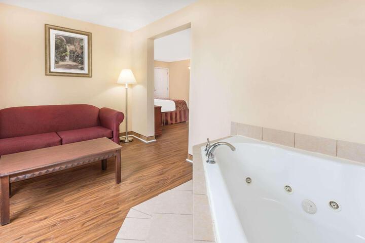 Deluxe Room 1 King Bed Refrigerator, Microwave (11 of 14)