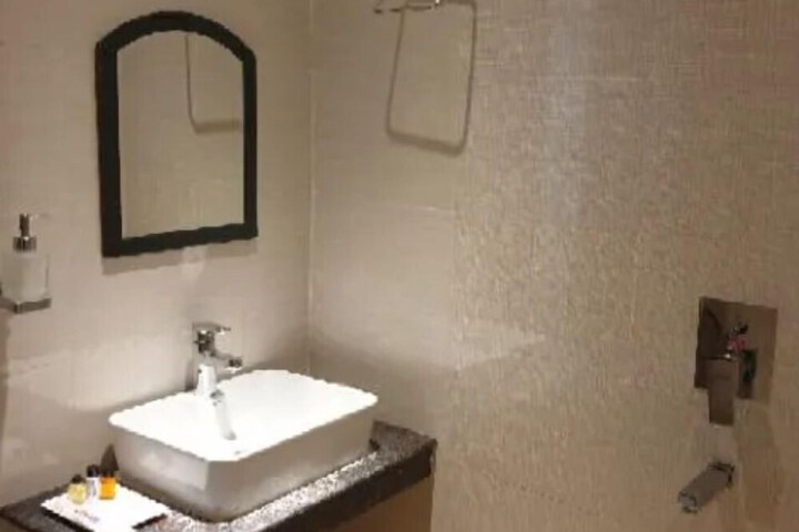 Room 8 of 12