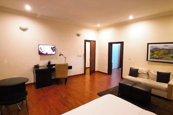 Room 6 of 27