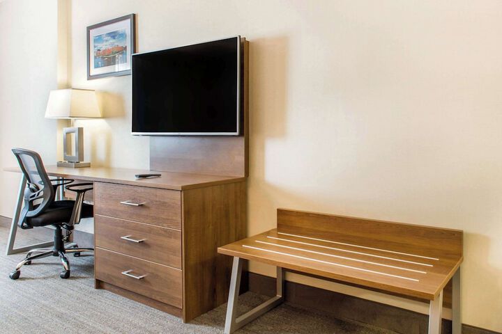 1 King Bed (4 of 13)