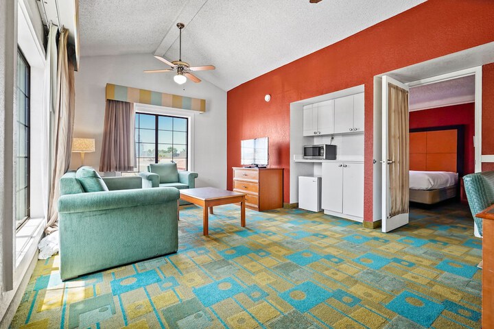 1 King Bed Mobility Hearing Impaired Accessible Room (3 of 22)