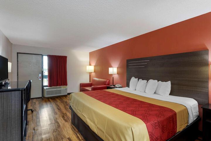 1 King Bed (8 of 33)