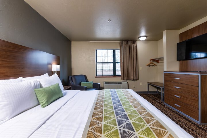 Queen Bed Accessible (8 of 18)