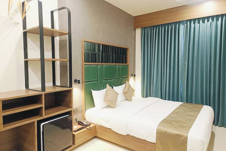 Room 27 of 76