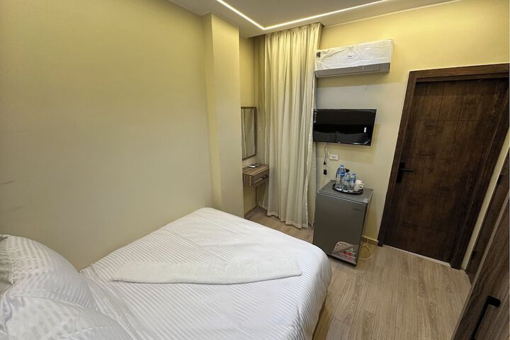 Room 4 of 109