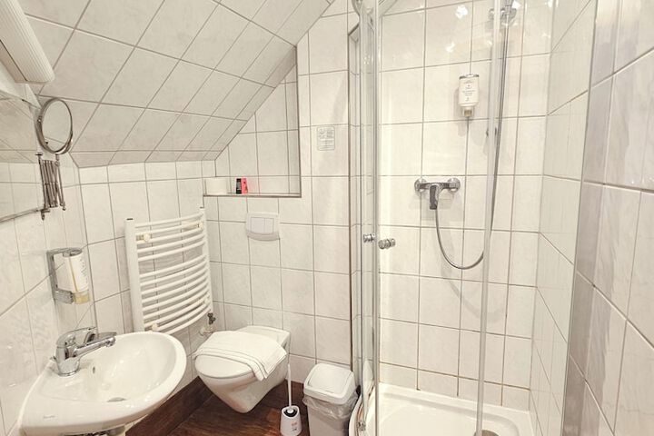 Room 72 of 96