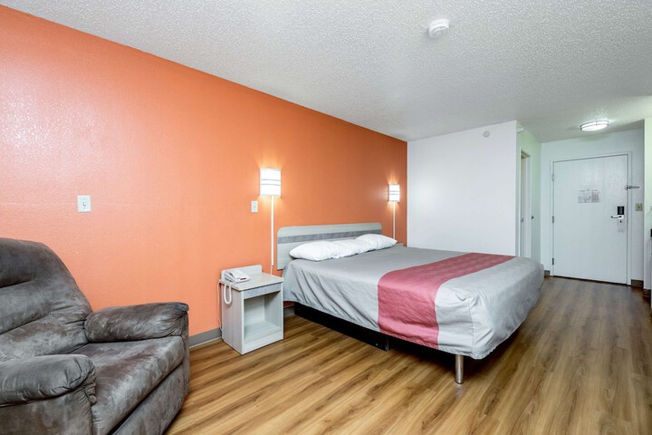 1 King Bed (12 of 17)
