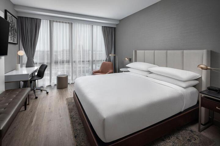 1 King Bed (4 of 7)