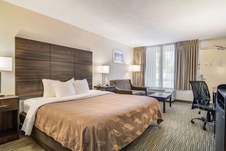 1 King Bed (3 of 7)