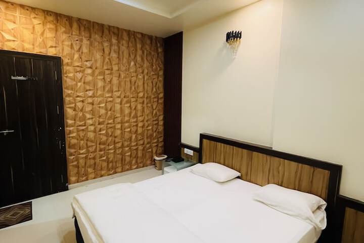 Room 13 of 26