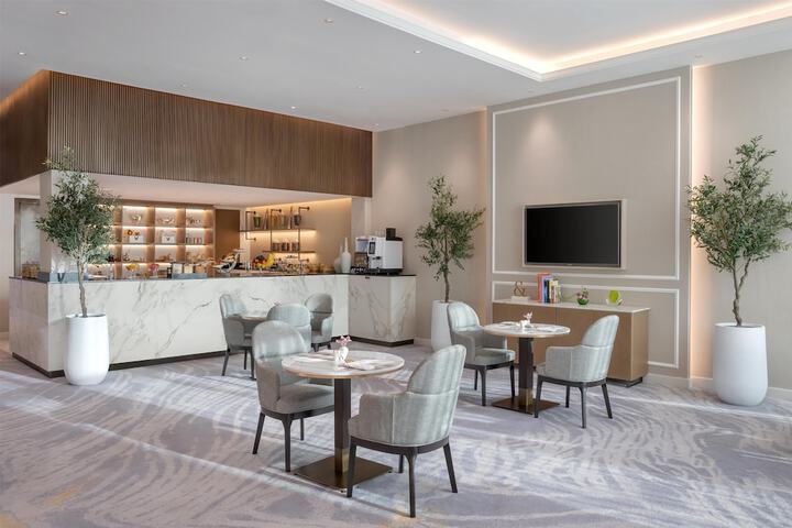 Lounge 120 of 153