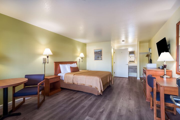 1 Queen Bed (17 of 18)