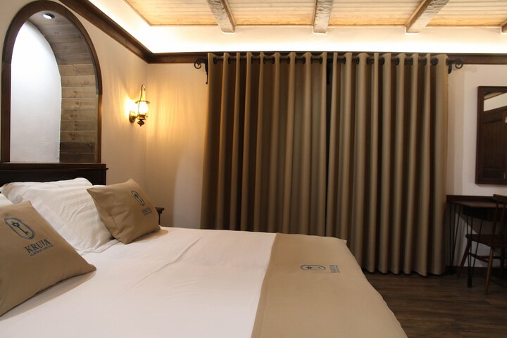 Room 8 of 34