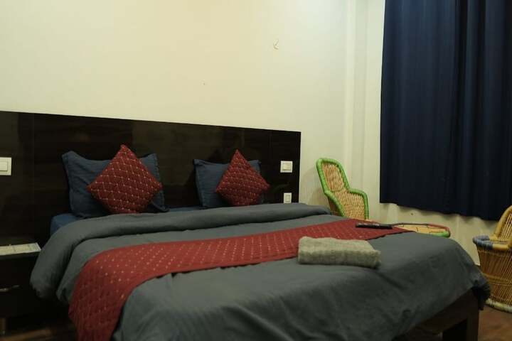 Room 5 of 16
