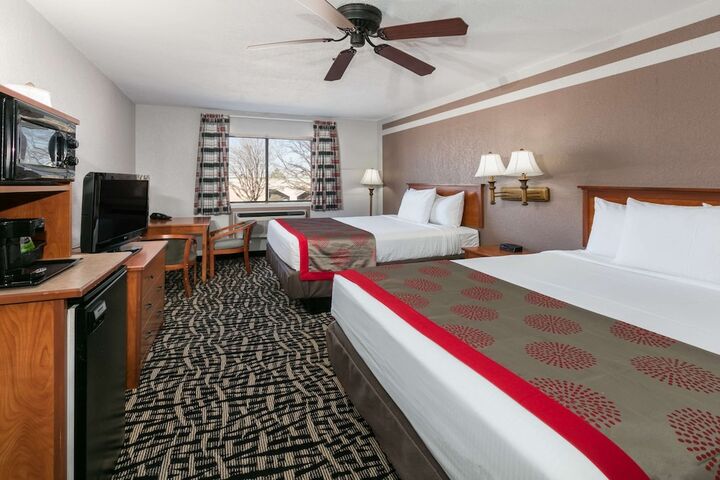 2 Queen Beds (1 of 7)