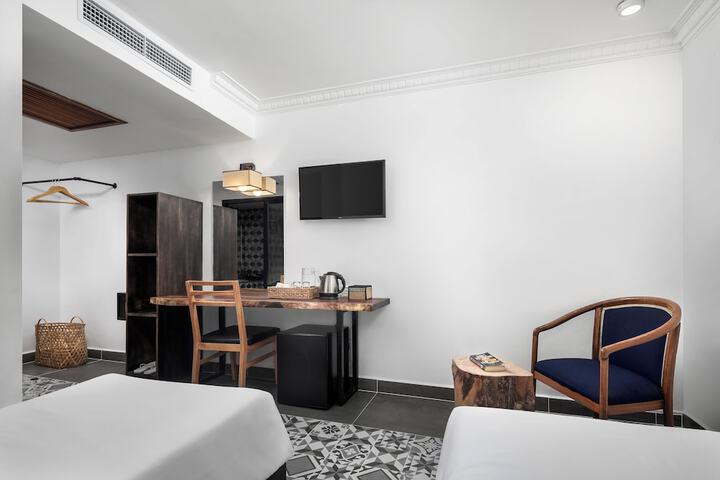 Room 4 of 16