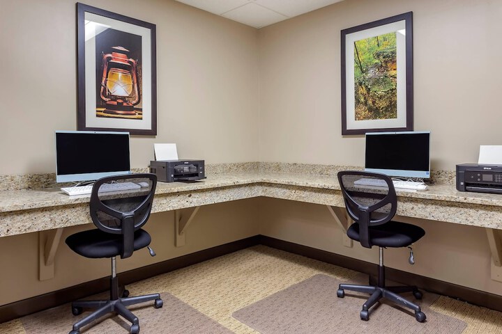 Business Center 74 of 77