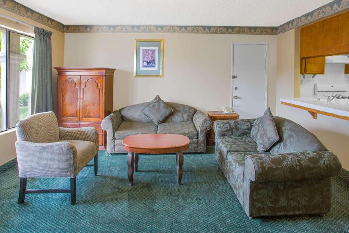 1 King Bed (2 of 14)