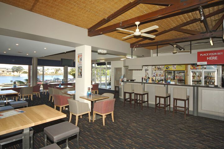 Lounge 49 of 60