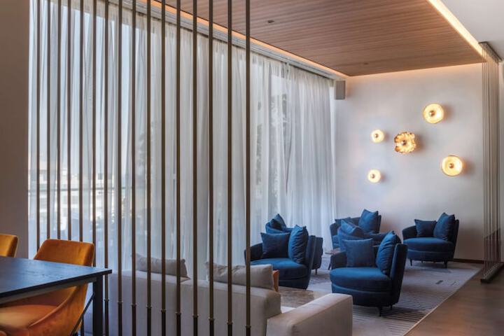 Lounge 98 of 165