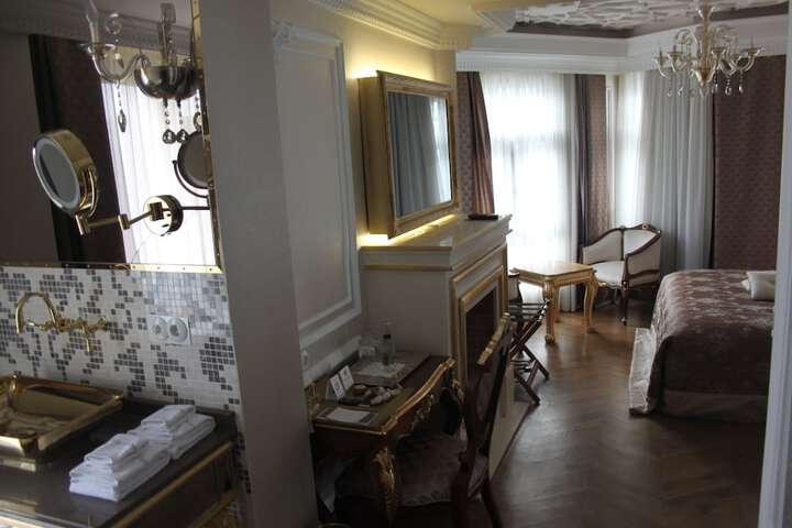 Room 15 of 94