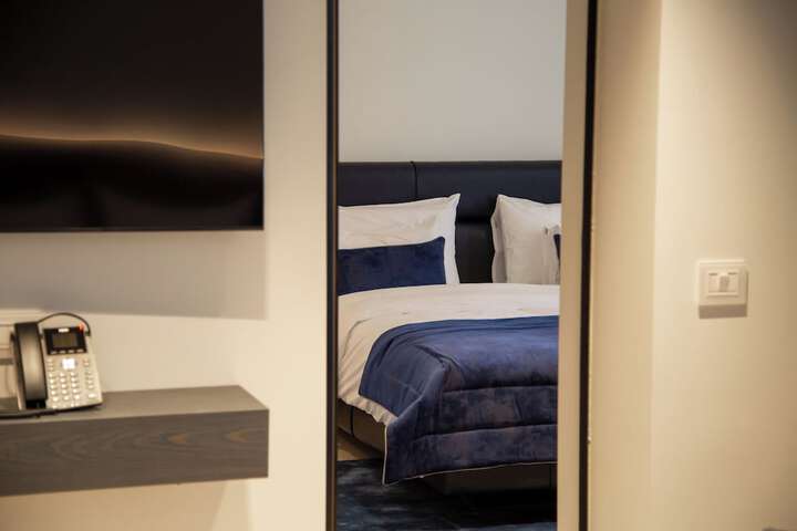 Room 16 of 40