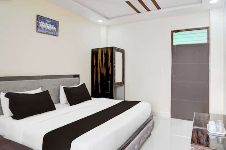 Room 10 of 14