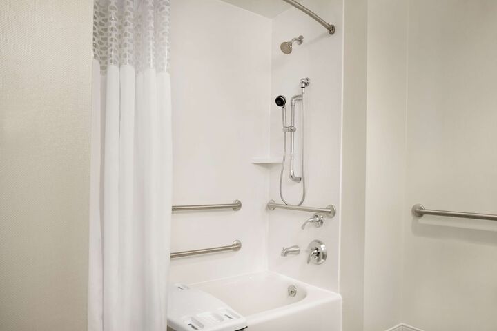2 Queen Beds Hearing Accessible (4 of 5)