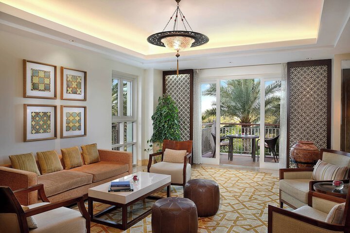 Lounge 151 of 190