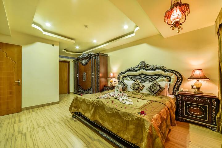 Room 8 of 99