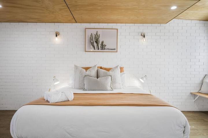 Room 4 of 18